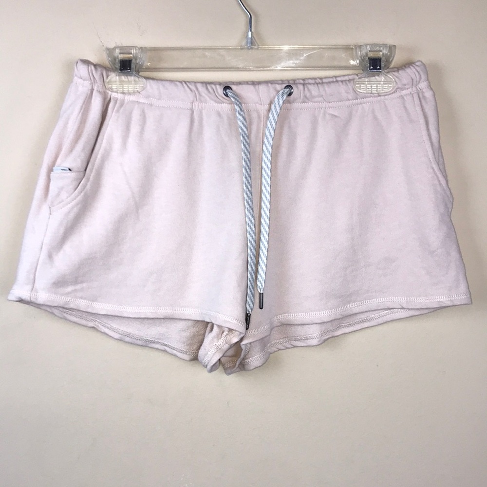 Vuori Women’s Organic Cotton Cream Drawstring Waist Multi-Pocket Shorts